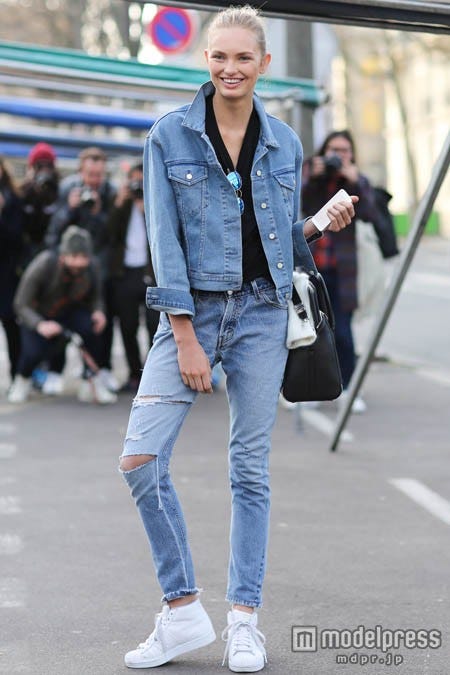 デニムonデニムコーデのロミー。Newscom/Zeta Image