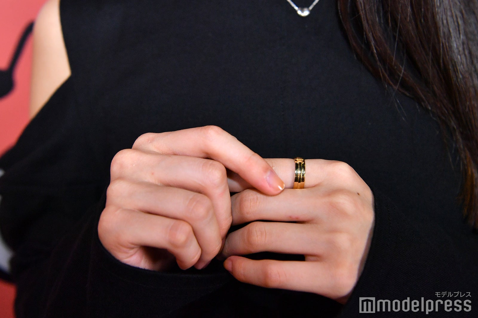 指輪もゴールド（C）モデルプレス