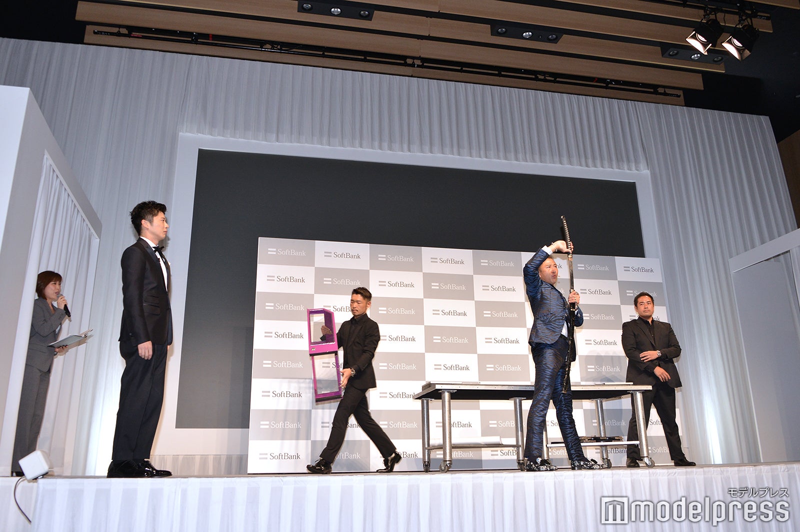 XK徒 慶のイリュージョンを見ている田中圭（C）モデルプレス