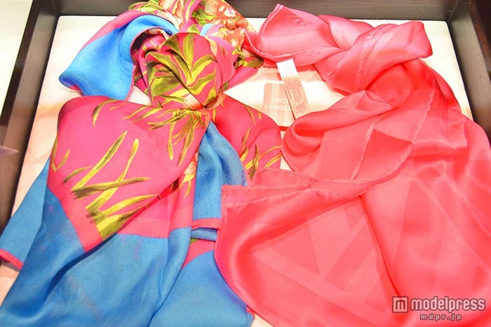 ビビッドな色合いで華やかなスカーフ