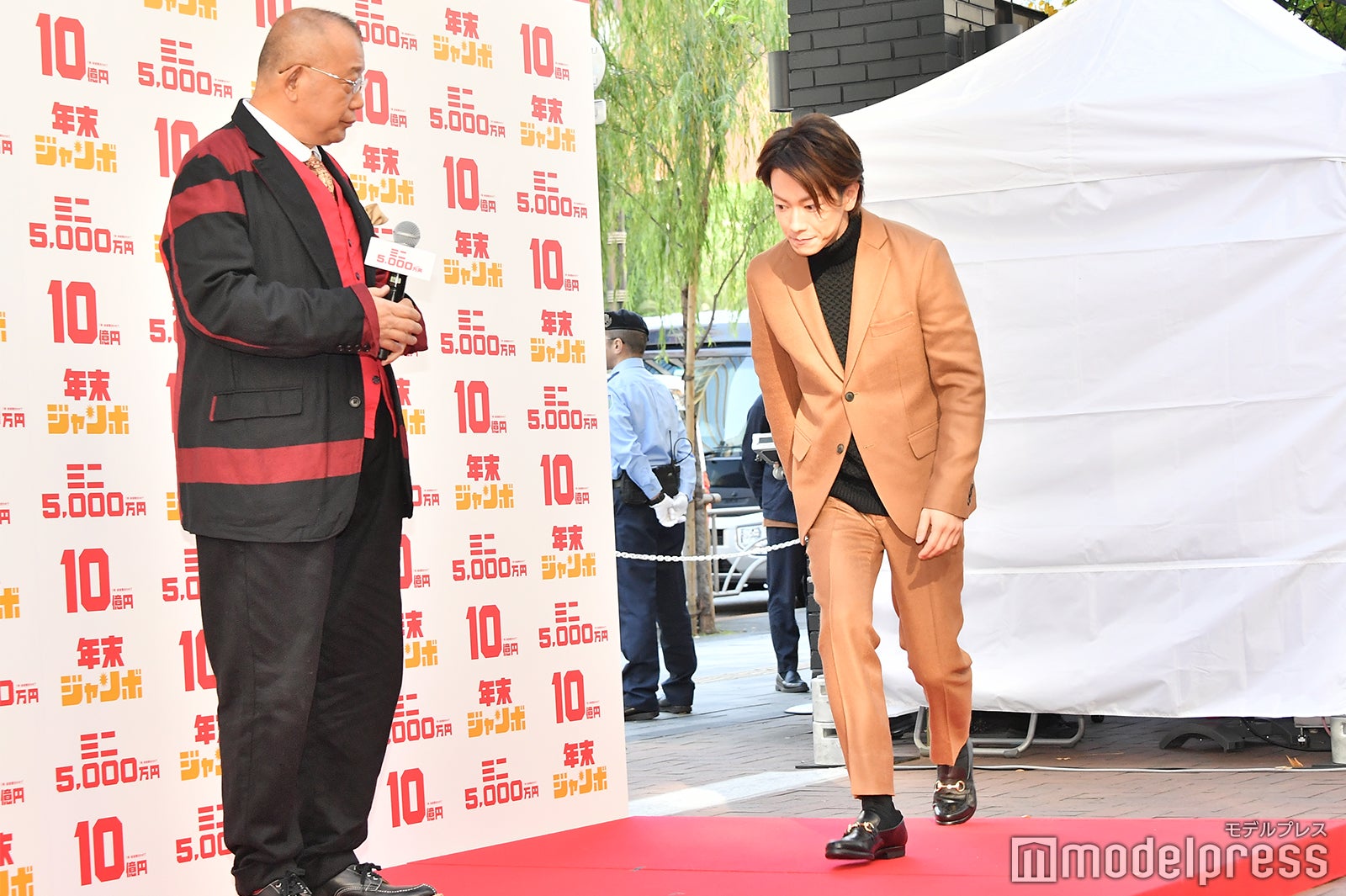 笑福亭鶴瓶の前を通る時に、きちんと頭を下げる佐藤健 （C）モデルプレス