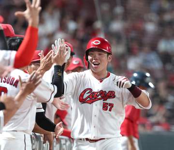 広島・持丸が四回に6号ソロで追加点 中日・井上監督がリクエスト要求も判定変わらず チームは直近5戦で8本塁打目