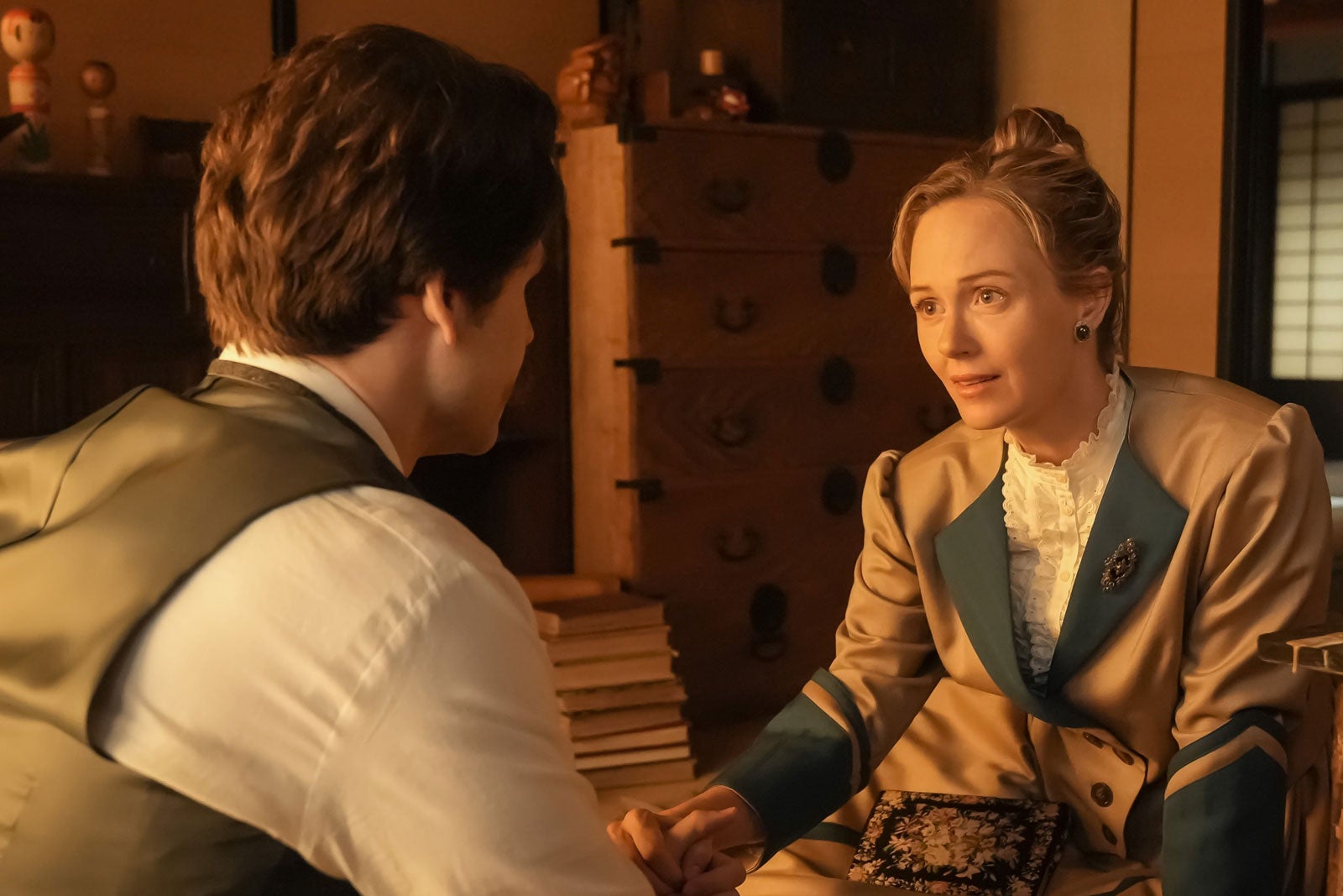 トミー・バストウ、シャーロット・ケイト・フォックス「ばけばけ」第65話（C）NHK