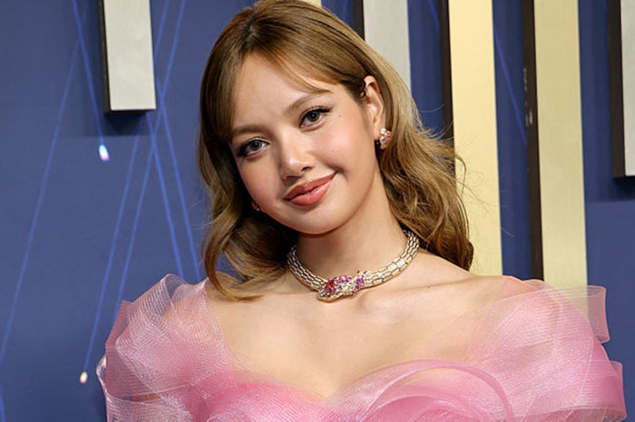 BLACKPINKリサ、大胆透け衣装姿で抜群スタイル披露「圧巻のオーラ」「着こなせるのすごい」と絶賛の声