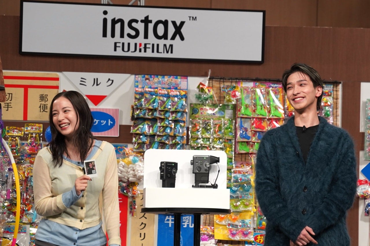 横浜流星＆広瀬すずがレトロ駄菓子屋で和気あいあいなショート動画撮影！ 富士フイルムから動画も撮れる新世代チェキが登場