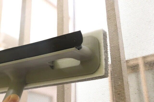 ダイソー 窓・網戸クリーナー(落ち落ちV) ダイソーのコスパ抜群な窓・網戸クリーナー(落ち落ちV)