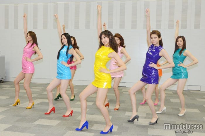 長身美女8人が繰り広げるダンスパフォーマンスは圧巻