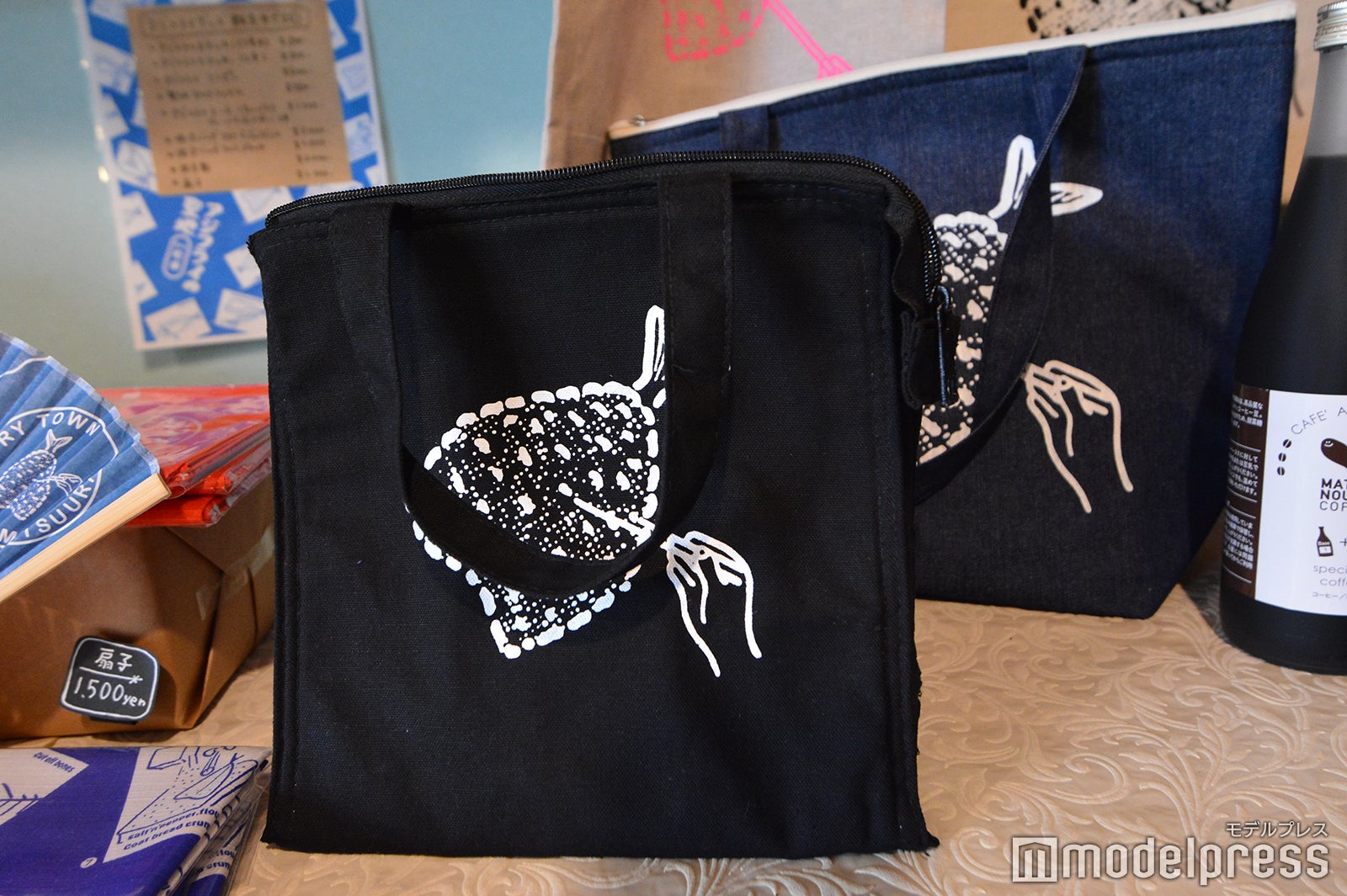 ひと癖ある可愛さのアジフライデザインのバッグ（C）モデルプレス