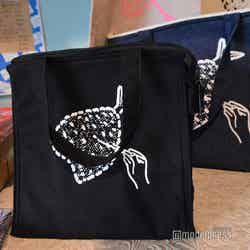 ひと癖ある可愛さのアジフライデザインのバッグ(C)モデルプレス