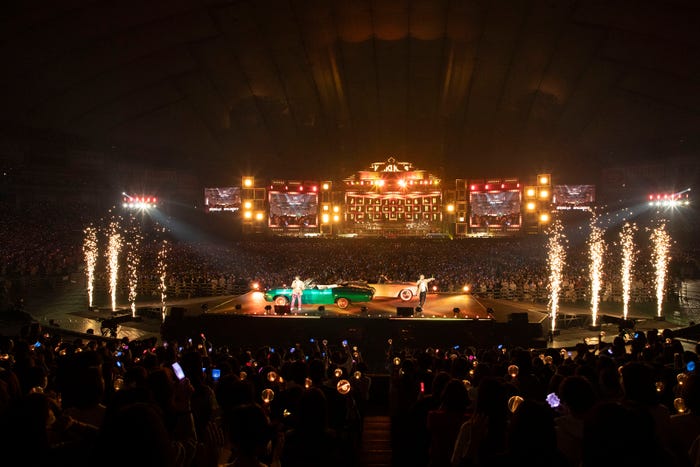 総額3億円のオープンカーが使用されたド派手オープニングを披露したKinKi Kids(提供写真)