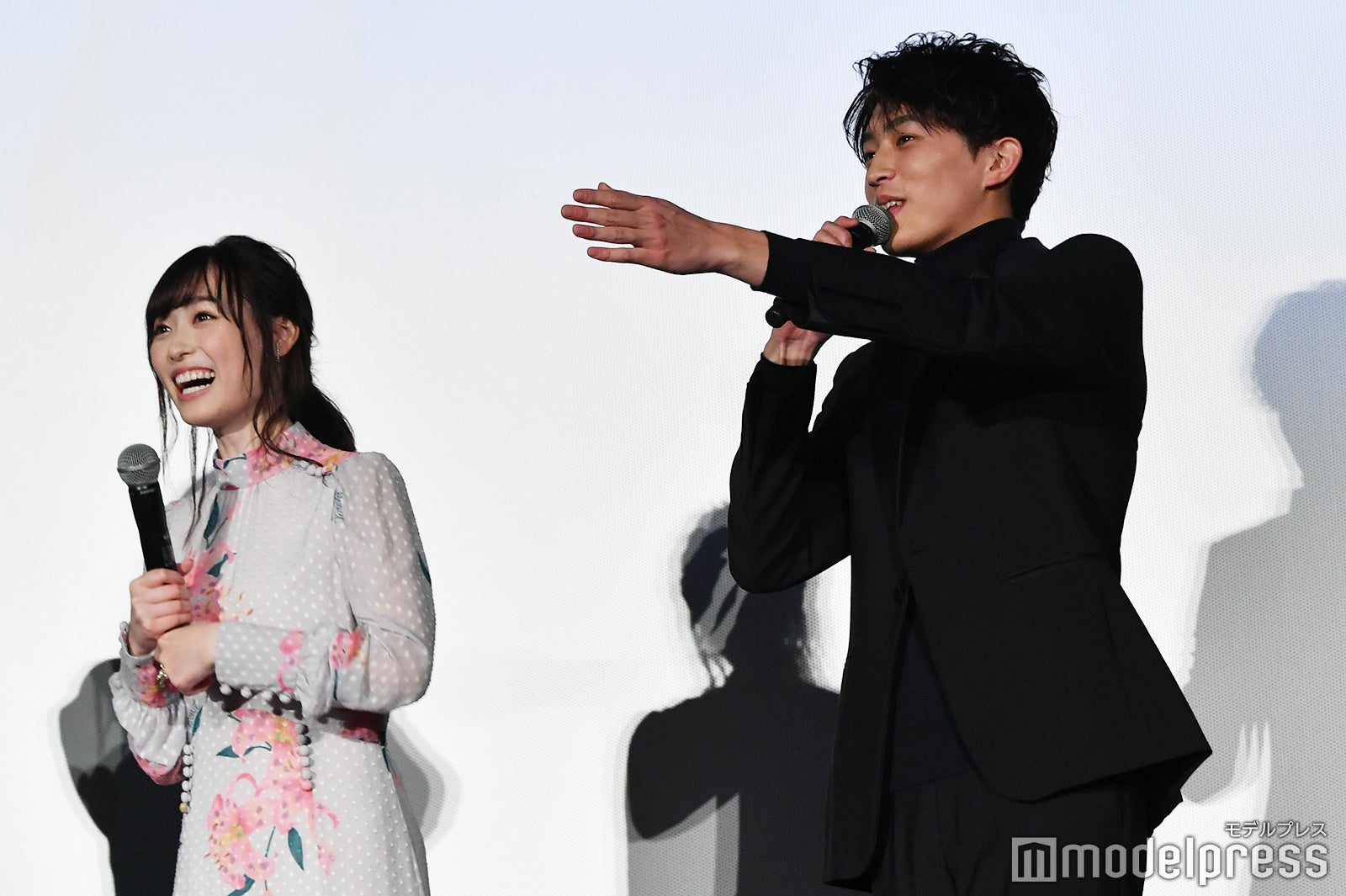 「江口のりこ」の応援うちわを持っているファンを見つけ喜ぶ杉野遥亮と福原遥 （C）モデルプレス