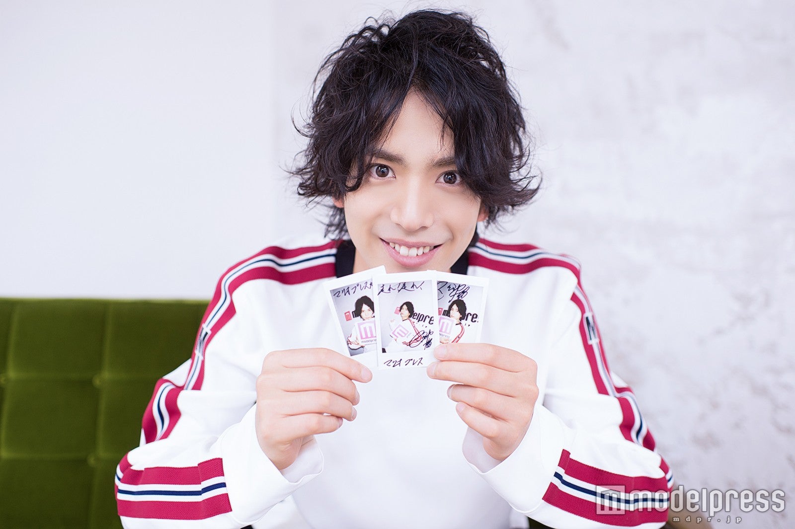 黒羽麻璃央、サイン入りチェキプレゼント＜モデルプレス読者限定＞