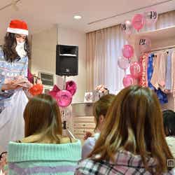 “パジャマ女子”にプレゼントを配る栗原類