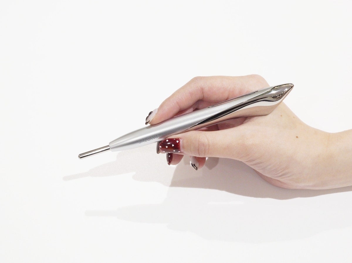 SALONIAから一本3役のペン型美顔器が誕生。点、面、流れに対応する「フェイスカレントポインター」の実力は？