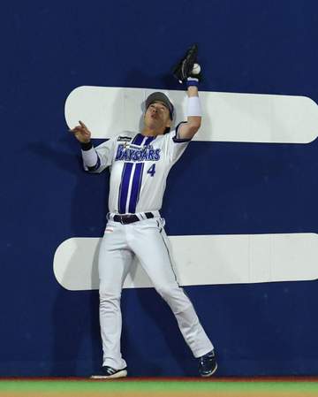DeNA 度会がまさかの落球 痛恨の失策で横浜スタジアムから悲鳴響くも…無死三塁のピンチから尾形、岩田が追加点阻止の好リリーフ