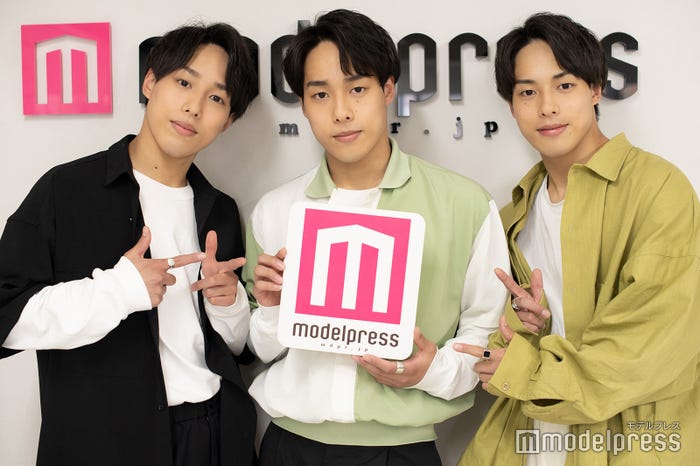 佐藤三兄弟(左から:綾人、颯人、嘉人) (C)モデルプレス
