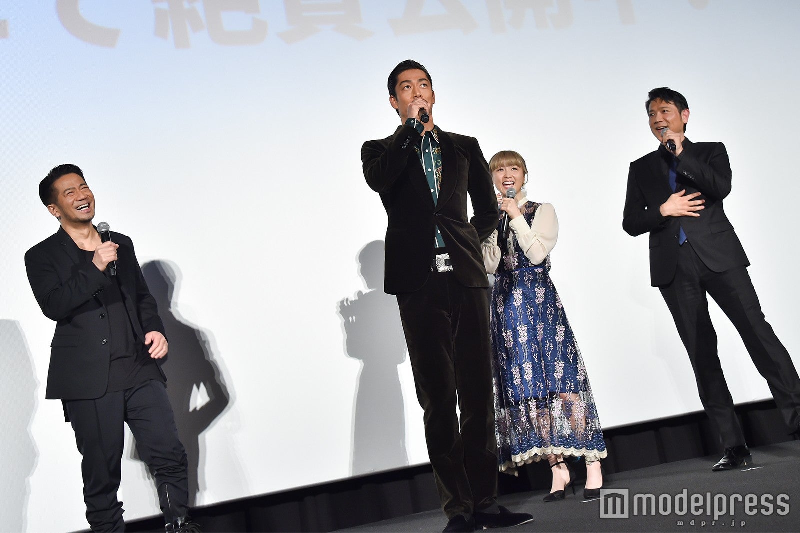 一歩前に出て「ボーカルデビューします」（嘘）と宣言し盛り上げたEXILE AKIRA（中央）／（C）モデルプレス