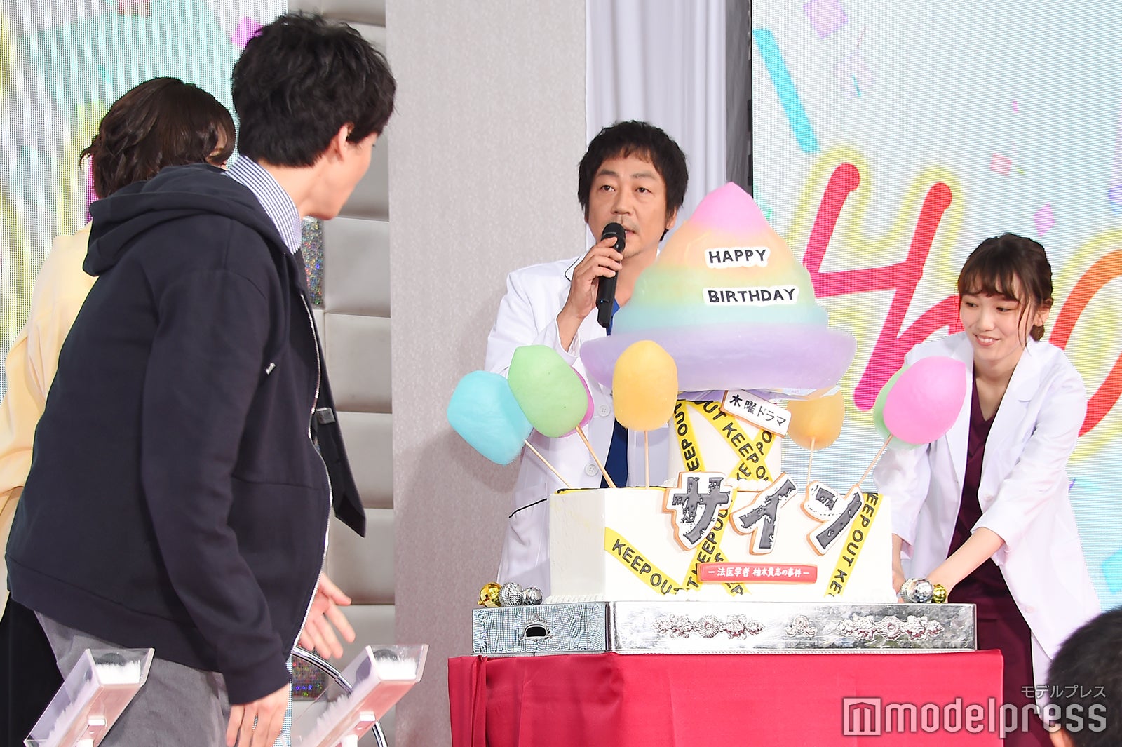 突然のケーキ登場に驚く高杉真宙 （C）モデルプレス