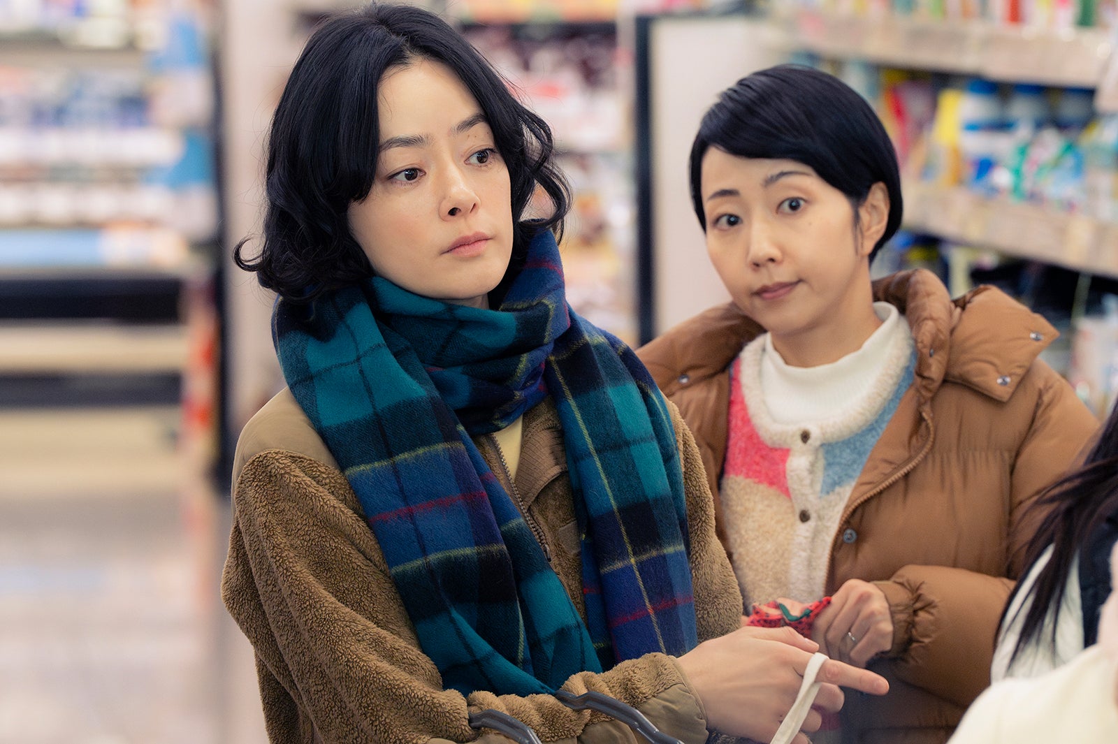 市川実日子、木南晴夏「ホットスポット」第4話（C）日本テレビ