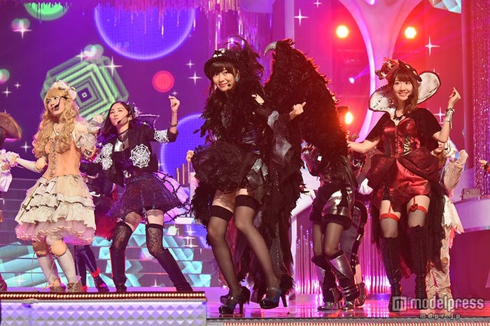 THE MUSIC DAY での初披露の様子(C)AKS