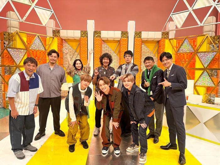 (前列左から)高橋恭平、藤原丈一郎、長尾謙杜(後列左から)アルコ&ピース(酒井健太、平子祐希)、ファーストサマーウイカ、藤田憲右、古坂大魔王、武田修宏、青木源太(C)テレビ朝日