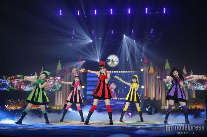 ももいろクローバーZ(左から)佐々木彩夏、有安杏果、百田夏菜子、玉井詩織、高城れにがクリスマスライブ開催記念シングル披露/photo by Hajime Kamiiisaka