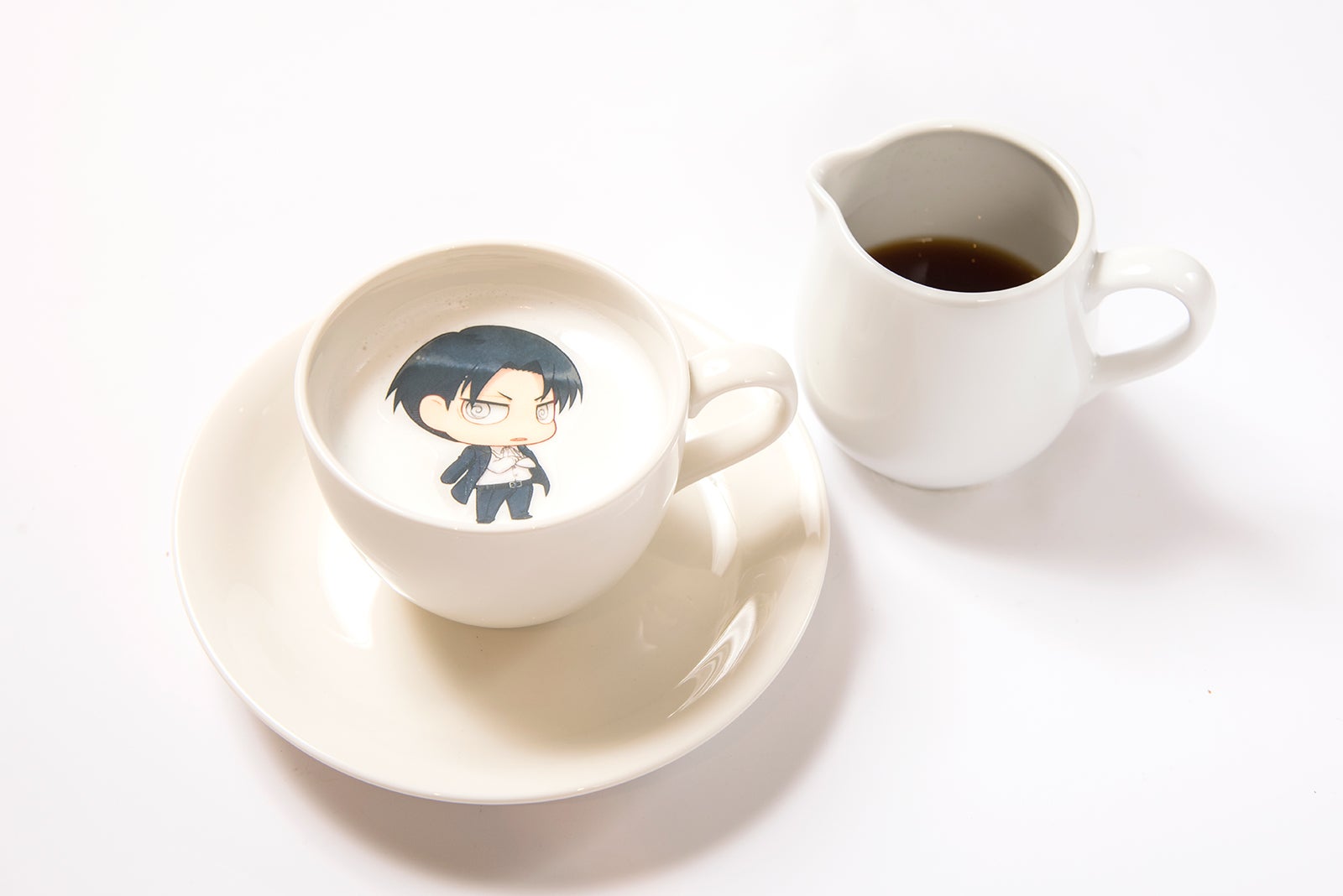 ほぉ…悪くない。リヴァイの認めたロイヤルミルクティー￥750（税込）／（C）諫山創・講談社／「進撃の巨人」製作委員会 (C)TOKYO-SKYTREE