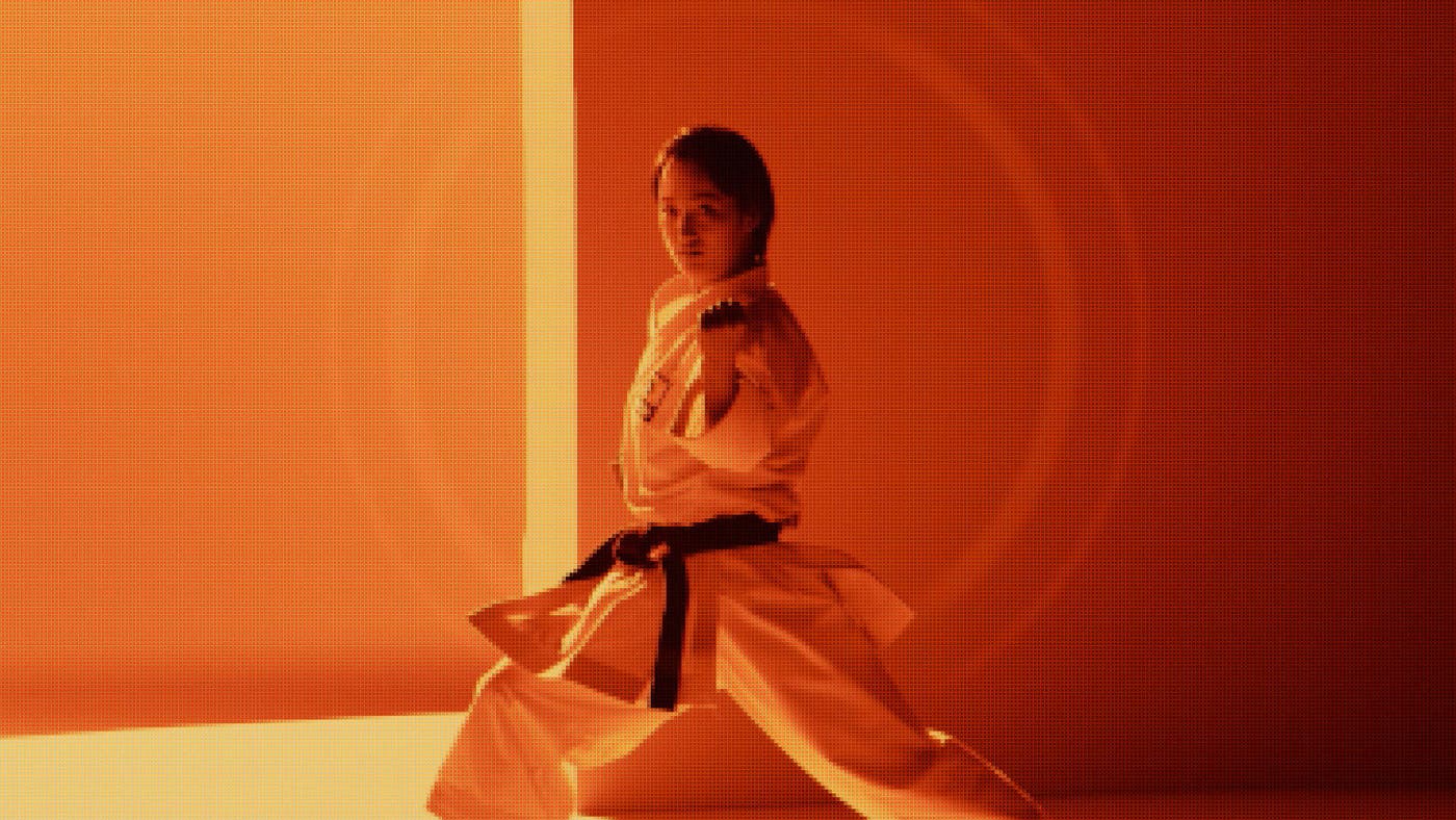 演武の美しさを液体の揺らぎで表現