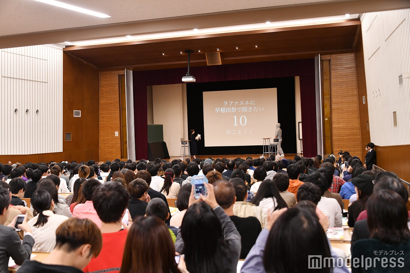 観客でいっぱいの講堂 （C）モデルプレス