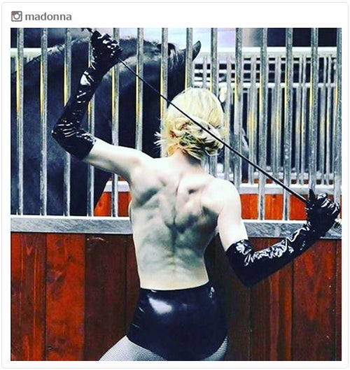 マドンナ、鍛え上げた美背中を公開　「かっこ良すぎる」と驚きの声