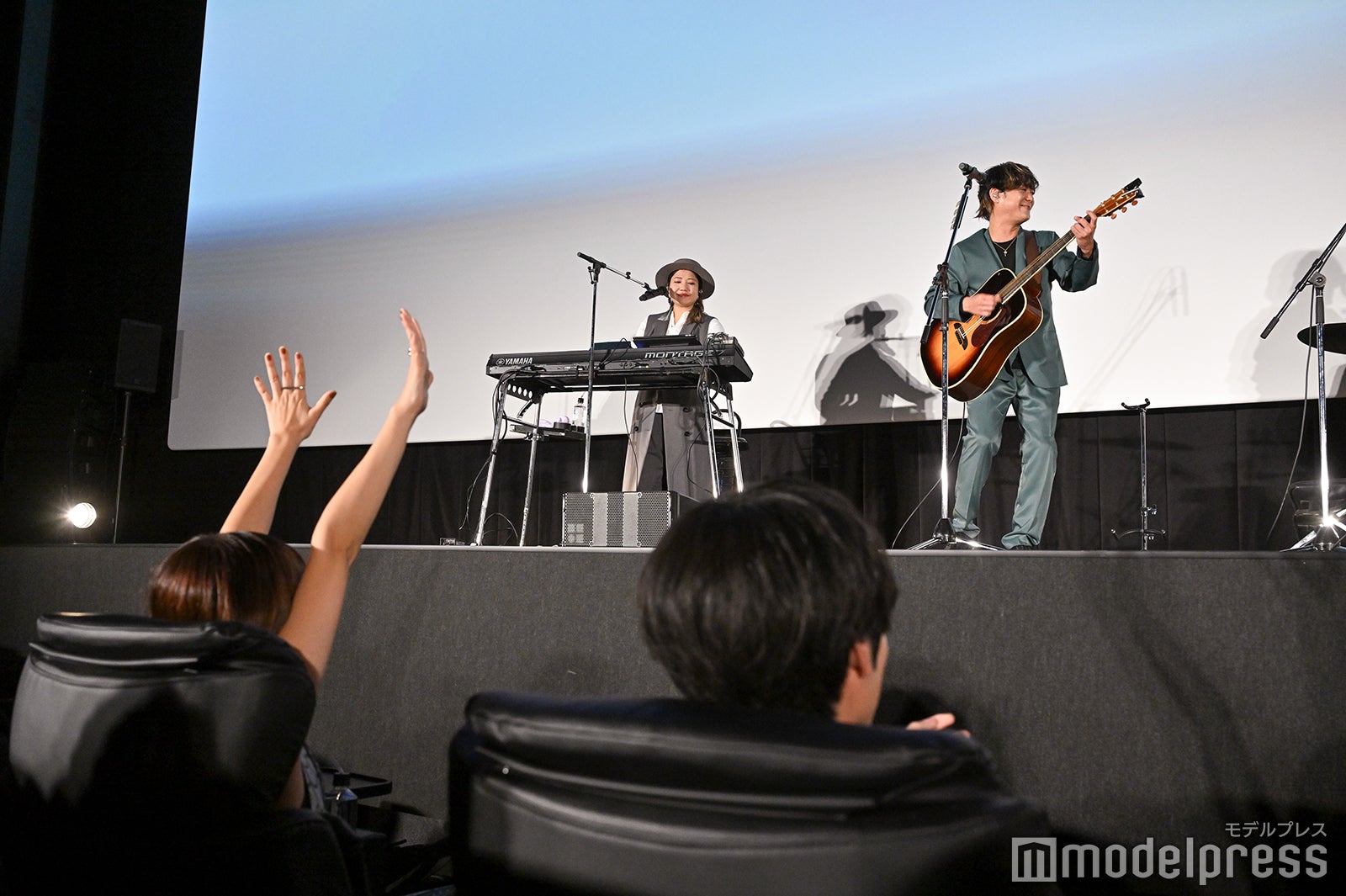HYを聴く上白石萌歌、赤楚衛二（C）モデルプレス