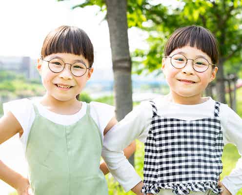 メガネ&前髪パッツン双子の“りんあんちゃん”小学生になっても可愛いさ全開!ユニクロ・GUを着回すおしゃれ番長に