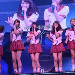 ミニスカ制服衣装でパフォーマンスしたAKB48小嶋陽菜（左から2番目）（C）AKS