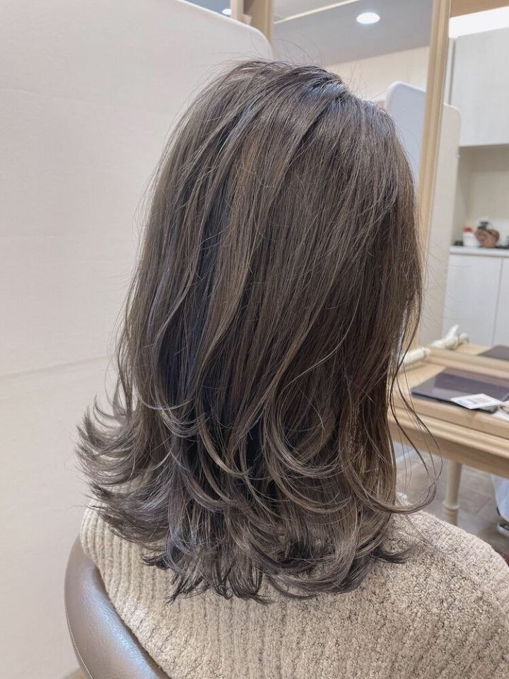 40代のヘアカラーは アッシュグレー がおすすめ 透明感を出す上品カラーをご紹介 モデルプレス