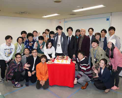 吉高由里子・ジャニーズWEST重岡大毅ら、柄本佑にサプライズバースデー<知らなくていいコト>