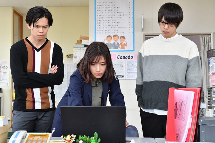 小笠原海、石原さとみ、窪田正孝/「アンナチュラル」第7話より(C)TBS