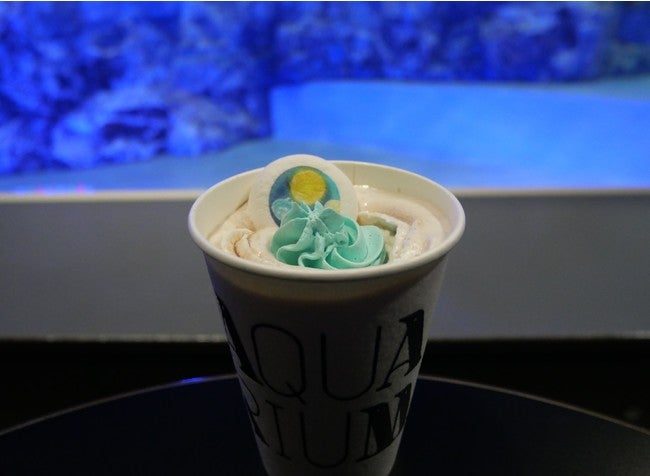 タピオカ入り「月とクラゲココア」580円 （税込み）／画像提供：すみだ水族館