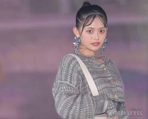 「ゼンカイジャー」森日菜美、美デコルテチラリ “あざと可愛い”視線も披露<GirlsAward 2022 A/W>