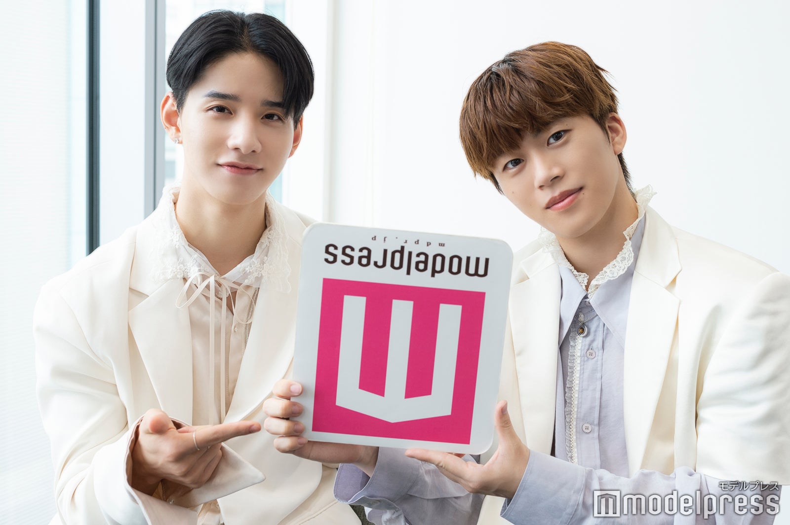 違う持ち方をリクエストすると…／佐藤景瑚、木全翔也（C）モデルプレス