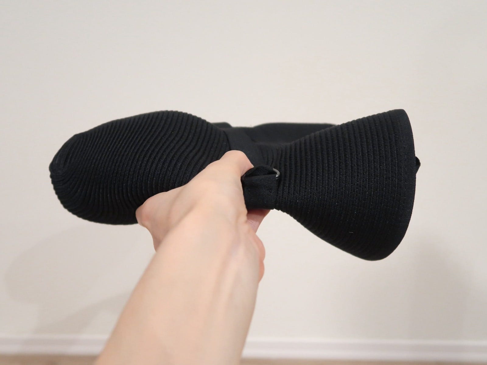 横から見てもこれぐらいの厚みで、バッグに入れても邪魔にならない