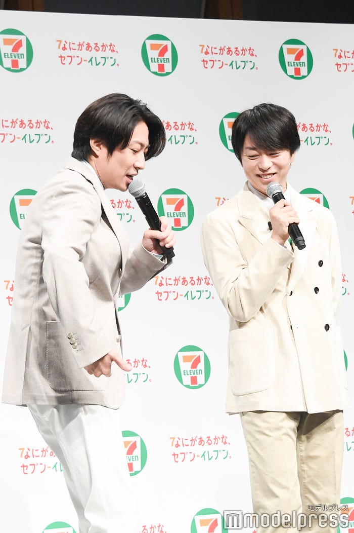 自身の暑さ対策グッズを力説する相葉雅紀、相葉の行動に笑顔を浮かべる櫻井翔(C)モデルプレス