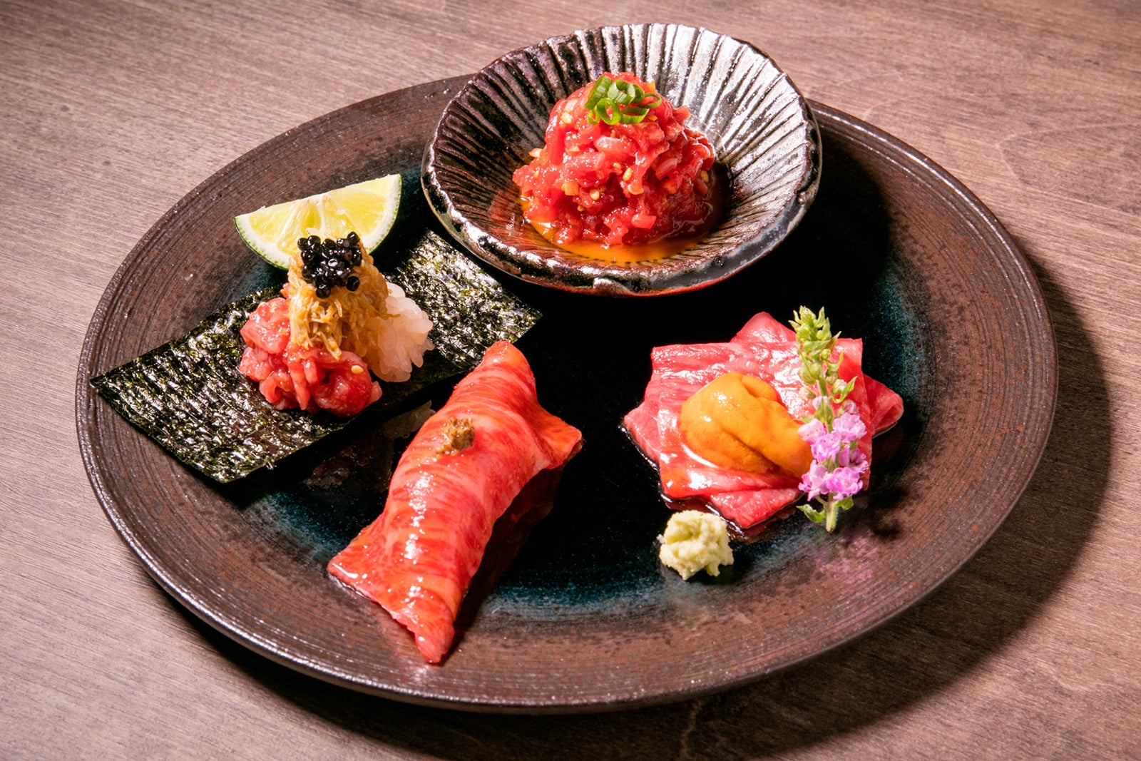 毛蟹と赤身の手巻き-キャビア添え・牛刺身-雲丹醤油添え・霜降りの炙り握り・うしごろユッケ／画像提供：株式会社-サング