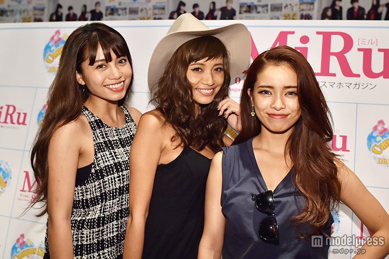 （左から）安部ニコル、小泉梓、尾崎紗代子