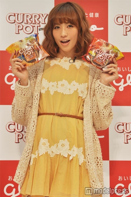 優木まおみ、春色ワンピで美脚あらわに