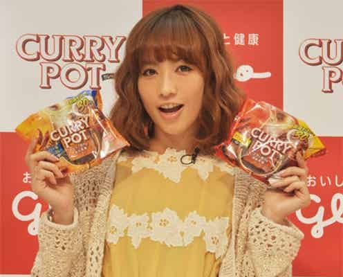 優木まおみ、春色ワンピで美脚あらわに