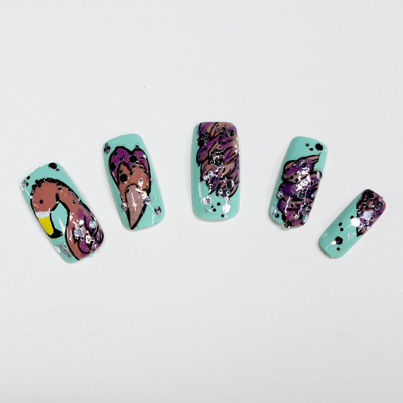 ネイルで個性的に／画像提供：上羽絵惣株式会社