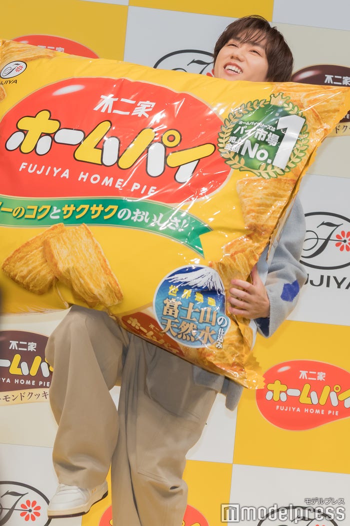 ビッグホームパイを抱える阿部亮平(C)モデルプレス