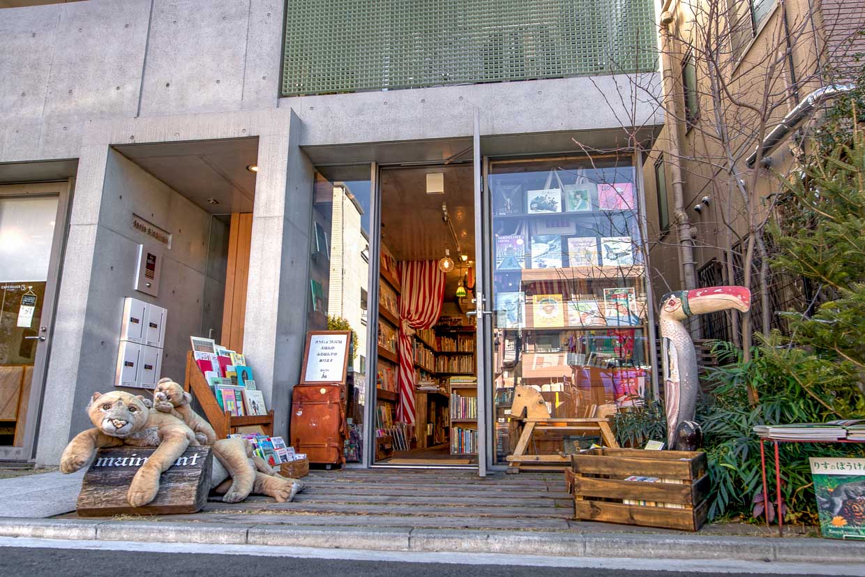 話題の本屋へ（写真提供：MBS）