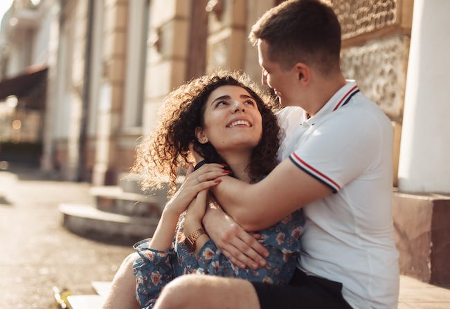 大好きな気持ちは隠せません♡男性が《ベタ惚れしているとき》の行動