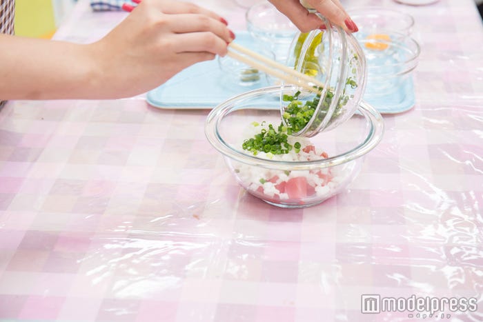 具材と調味料を混ぜ合わせる(C)モデルプレス